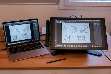 L'ambiente con il tablet da 17 pollici, il supporto e il mio Macbook è piuttosto imponente.