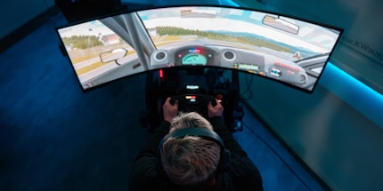 The curved monitor with 2x UHD resolution lets me take a virtual seat in the car...