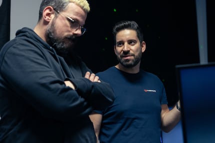 Luca Würth (right) explains to me how he assembles his sim rigs.