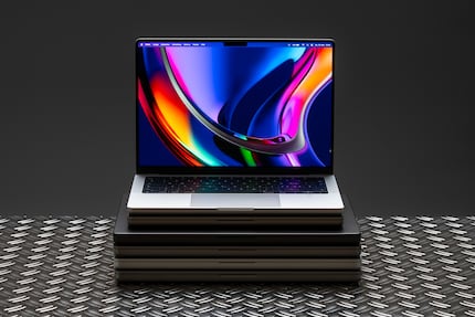 Tutti i MacBook Pro hanno una durata della batteria eccellente. Con il chip Pro, il portatile può durare due giorni lavorativi senza essere ricaricato.