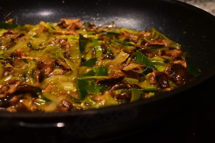 Deliziosi: i miei shiitake cuociono a fuoco lento con porri, burro e cipolle nel brodo.