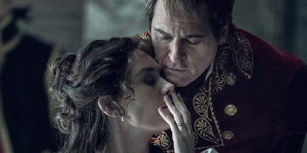 La scintilla tra Napoleone (Joaquin Phoenix) e Joséphine (Vanessa Kirby) non scocca per il pubblico.