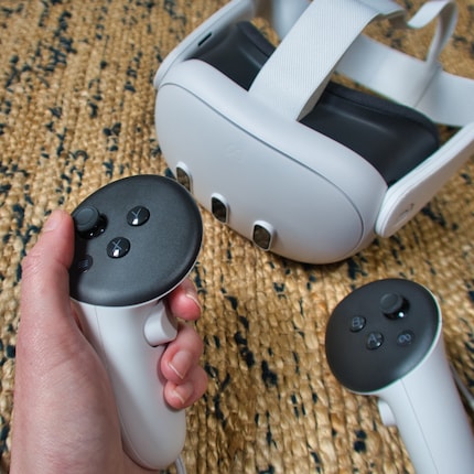 L'headset è diventato un po' più sottile e i controller non hanno più gli anelli di tracciamento.