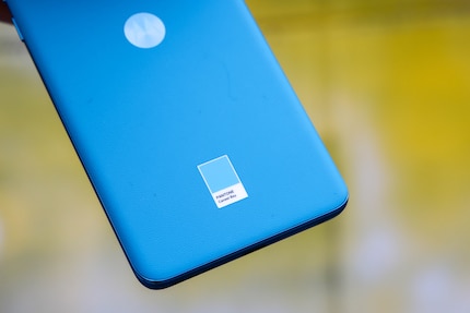The back has a grainy texture and shows the name of the colour – just in case.