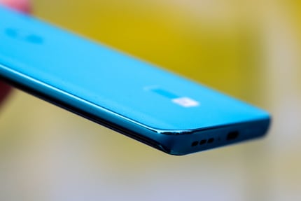 Motorola’s Edge 40 Neo has narrow edges.