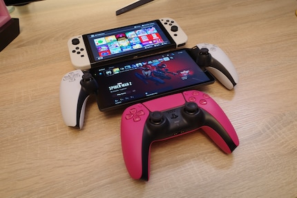 Il Playstation Portal a confronto con un controller DualSense e la Switch.