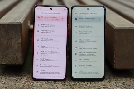 Il Moto G84 (a sinistra) ha il display più luminoso. La colorazione è dovuta al fatto che Motorola ha abbinato i colori dei menu al retro dei telefoni.