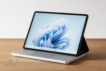 Il design del Surface Laptop Studio 2 mi piace. L'ingegnoso meccanismo pieghevole consente di trasformarlo in un tablet. In questa posizione, il display si aggancia magneticamente al touchpad.