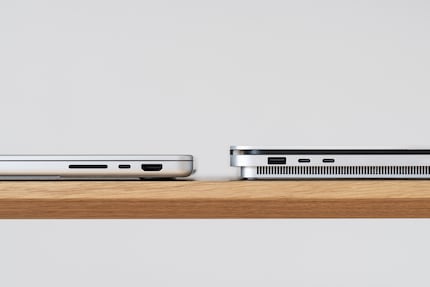 Il MacBook (a sinistra) è più sottile di ben 6 millimetri rispetto al Surface e presenta bordi esterni più arrotondati.