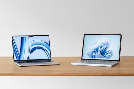 Il display del MacBook è chiaramente superiore a quello del Surface. A differenza di Microsoft, Apple non installa sensori FaceID.
