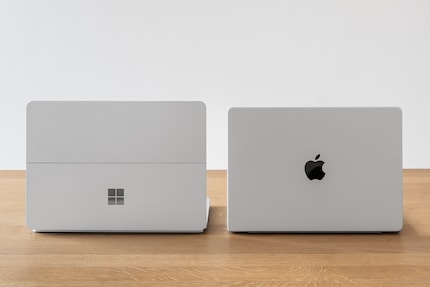 A seconda dell'applicazione, il portatile Microsoft può tenere il passo in termini di prestazioni, ma converte molta più energia in calore disperso. Lontano da una presa di corrente, il MacBook è su un altro livello.