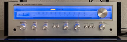 Il display FM sarà presto obsoleto, ma il ricevitore è ancora bello.