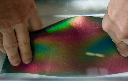 Like a glowing fish in tropical coral reefs: Thanks to the coating, the neoprene appears in rainbow colours under water.