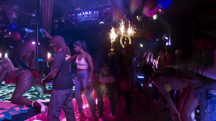 La visita allo strip club è d'obbligo. Anche se la classificazione per età dice il contrario, anche gli adolescenti di 13 anni fanno parte del gruppo target.