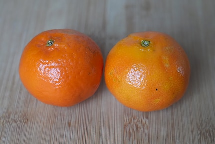 Differenza di colore minima: il mandarino (a sinistra) è leggermente più scuro della clementina.