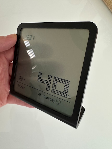 Il display è semitrasparente. Qui si vedono le mie dita sul retro.