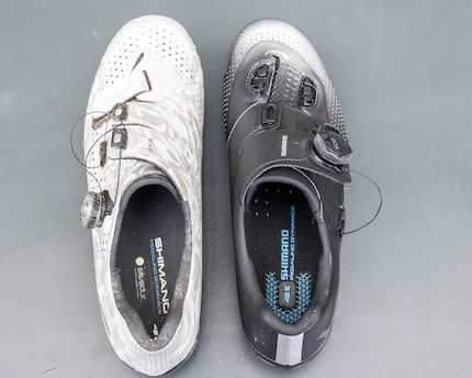 A sinistra la precedente scarpa Shimano per piedi stretti, a destra la nuova SH-XC7L per persone con piedi da Hobbit.