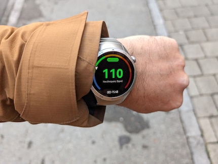 Lo schermo è luminoso e le informazioni sono facili da leggere, come ad esempio la frequenza cardiaca durante una camminata.