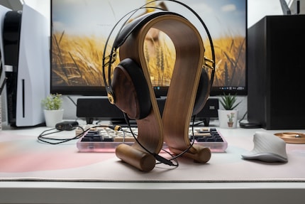 My Meze 99 Classic have a place of honour on the wooden Dynavox stand. You can see my soundbar in the background.