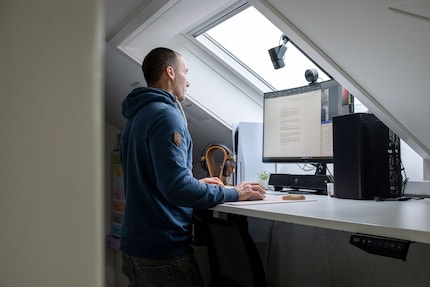 Placing the desk under the skylight allows me to adjust the tabletop height.