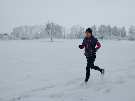 Le cuffie OpenRun Pro motivano a correre con il freddo e funzionano anche sotto il berretto.