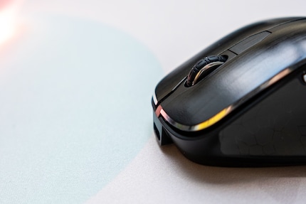 The scroll wheel of the Cherry MW 8C Ergo can't keep up with that of the MX Master.