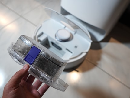 Bisogna svuotare il contenitore dello sporco a mano e rimuovere il robot dalla stazione.