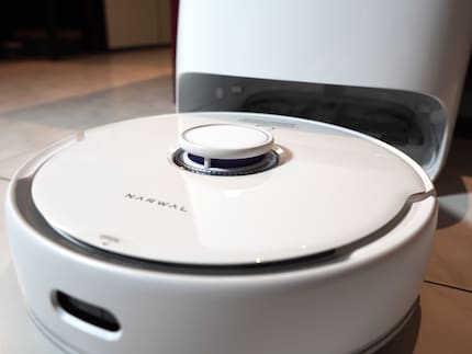 Lo scanner LIDAR sporge chiaramente dalla parte superiore del robot.