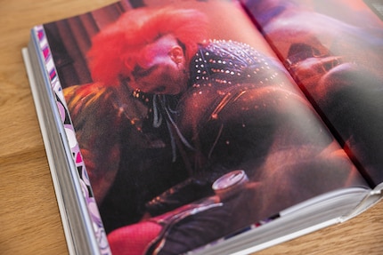 Punk nel pub di King's Cross a Londra, 1987. Illustrazione dal libro «Geschichte der Mode vom 18. bis zum 20. Jahrhundert».