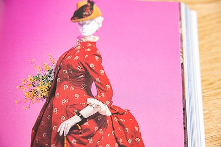 Abito da giorno del 1885 nello stile della robe à la polonaise. Illustrazione dal libro «Geschichte der Mode vom 18. bis zum 20. Jahrhundert».
