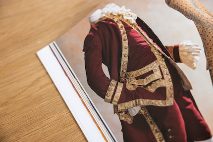 Tessuto di lana rosso vino: un abito da uomo inglese del 1740. Illustrazione tratta dal libro «Geschichte der Mode vom 18. bis zum 20. Jahrhundert».