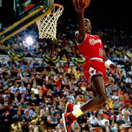 Giovane e impavido: Michael Jordan infrange le «Uniform Uniformity Rules» dell'NBA.