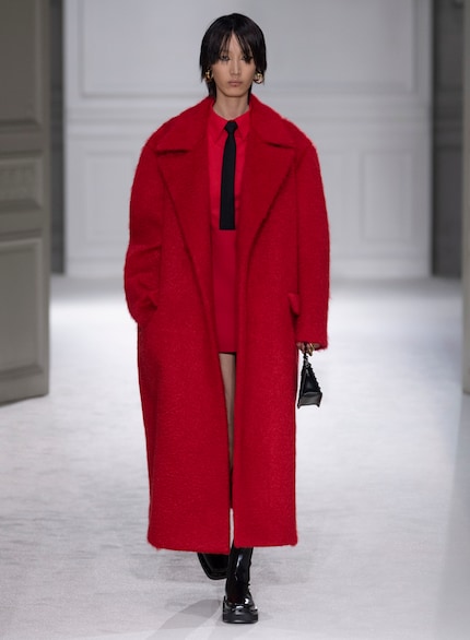 La casa di moda Valentino è nota per i suoi look rossi.
