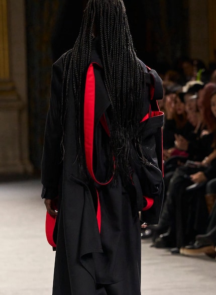 Il maestro dell'anti-moda Yohji Yamamoto ama aggiungere accenti di colore rosso.