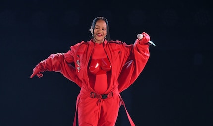 Una dichiarazione forte: Rihanna annuncia la sua seconda gravidanza vestendo rosso dalla testa ai piedi durante l'Halftime Show del Super Bowl 2023.