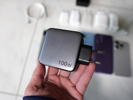 La velocità di ricarica dello smartphone con un caricatore da 100 watt dipende da molti fattori.
