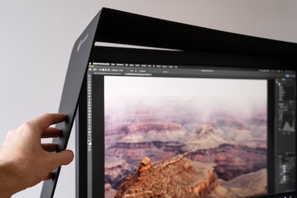 La copertura magnetica di protezione dalla luce si aggancia ai lati del monitor. Pratica.