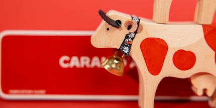 Le macchie rosse catturano l'attenzione e distinguono questa mucca dai soliti souvenir.