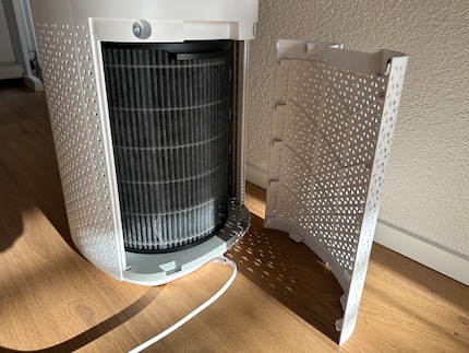 Un coperchio grande, con tanto di filtro dietro. Qui l'aria viene purificata. L'aletta di plastica si blocca magneticamente e sembra stabile.