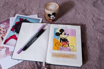 Le opere che fanno riferimento a qualcosa, come «Mickey Mouse» di Andy Warhol, stanno scuotendo la scena artistica. Ho registrato la sua versione nella mia agenda. Libertà artistica per la vittoria.