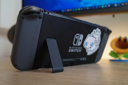 Il piccolo supporto della Switch di lancio è praticamente inutilizzabile.