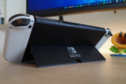 L'ampia base della Switch OLED è un sogno.