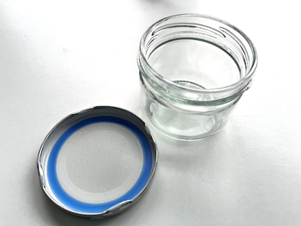 It’s best to use jars with a blue, PVC-free sealing ring, as they don’t leak and don’t release any harmful substances.