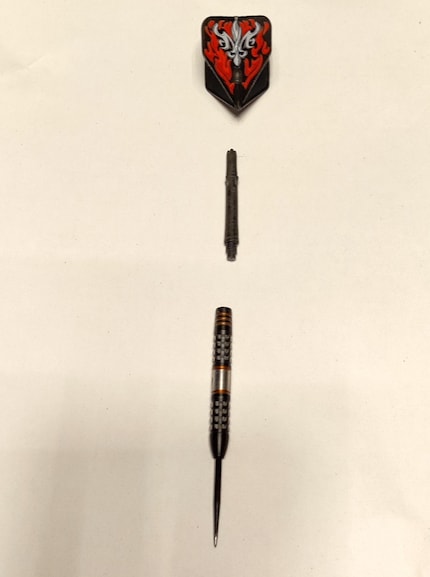 Le freccette sono composte da quattro parti: punta, corpo (barrel), astina (shaft) e alette (flight).