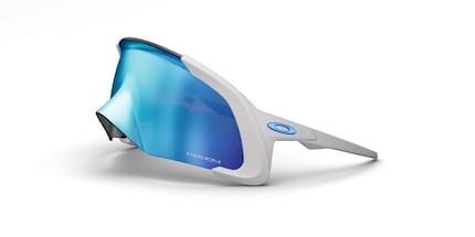 Gli Oakley «Flex Scape» qui con asta e lente Prizm Snow Sapphire.