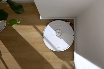 Il Roborock S8 MaxV Ultra estende il braccio con la spazzola.