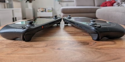 Esternamente, lo Steam Deck OLED si differenzia dall'originale solo per il pulsante di accensione arancione e gli stick analogici neri.