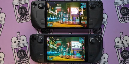 La differenza è difficile da cogliere in foto, ma il display OLED (in alto) è significativamente più luminoso e con colori più vivaci rispetto all'LCD dello Steam deck originale (in basso).