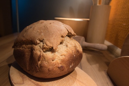 Il pane pronto, presentato in modo fotogenico. Bello croccante.