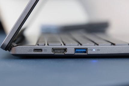Sull'altro lato si trova una seconda porta USB-C, che può essere utilizzata per ricaricare il Chromebook, e il jack per le cuffie.